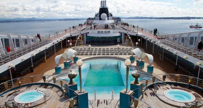 Las compañías navieras reactivan sus ofertas de empleo para todo tipo de perfiles. En la imagen: vista de la cubierta de un crucero.