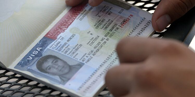 Me pueden quitar la visa si viajo a EU sin estar vacunado contra el COVID-19