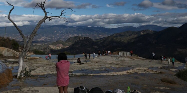 ‘Hierve el Agua’ en Oaxaca ya recibe a turistas tras ser reabierto