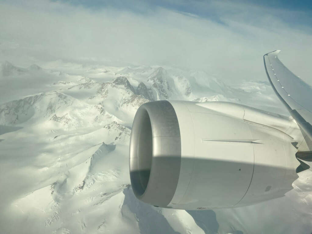 Hace pocos días un A340 aterrizó en la Antártida. Lo novedoso fue que se trató de un vuelo en parte científico en parte turístico, en el debut de este avión de cuatro motores sobre el helado suelo del continente blanco.