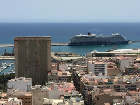 Un crucero atracado en el puerto de Alicante en el verano de 2021