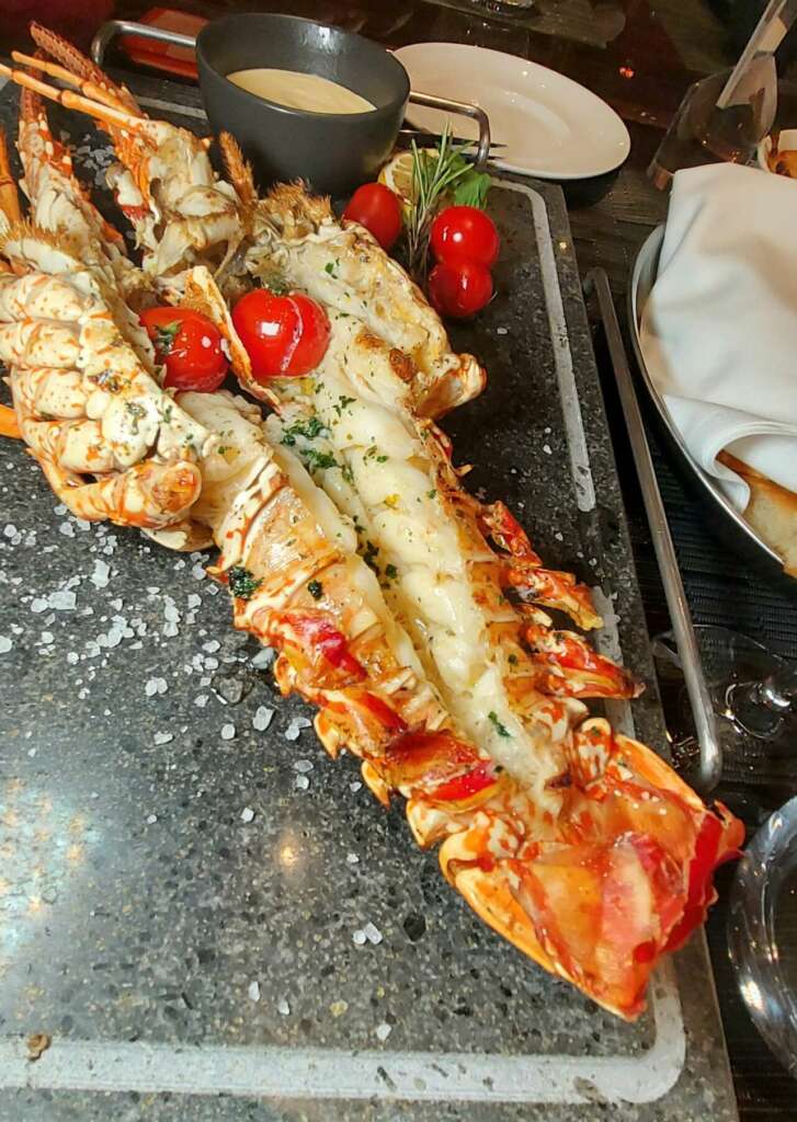 Acabo de llegar de un viaje en el crucero Costa Firenze y no me animo a pasar por la báscula. Durante tres días navegué en este barco, uno de los más grandes de Costa Cruceros, que despliega nada menos que 13 restaurantes y ocho bares; cada uno con una experiencia gastronómica diferente, donde el concepto de frugalidad no existe y en que se pueden descubrir gustos y aromas de diferentes culturas con solo dar unos pasos.