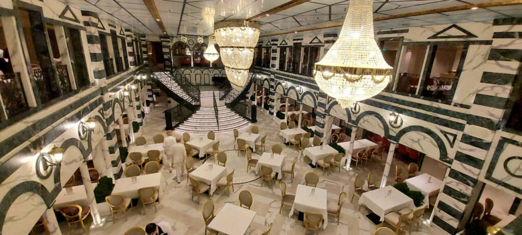 Acabo de llegar de un viaje en el crucero Costa Firenze y no me animo a pasar por la báscula. Durante tres días navegué en este barco, uno de los más grandes de Costa Cruceros, que despliega nada menos que 13 restaurantes y ocho bares; cada uno con una experiencia gastronómica diferente, donde el concepto de frugalidad no existe y en que se pueden descubrir gustos y aromas de diferentes culturas con solo dar unos pasos.