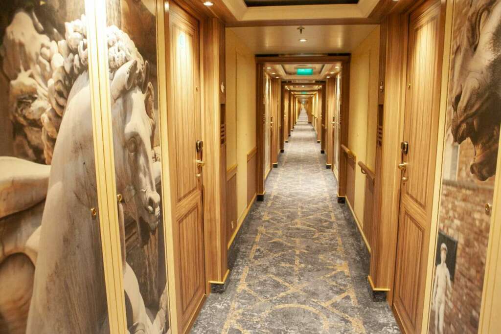 Acabo de llegar de un viaje en el crucero Costa Firenze y no me animo a pasar por la báscula. Durante tres días navegué en este barco, uno de los más grandes de Costa Cruceros, que despliega nada menos que 13 restaurantes y ocho bares; cada uno con una experiencia gastronómica diferente, donde el concepto de frugalidad no existe y en que se pueden descubrir gustos y aromas de diferentes culturas con solo dar unos pasos.