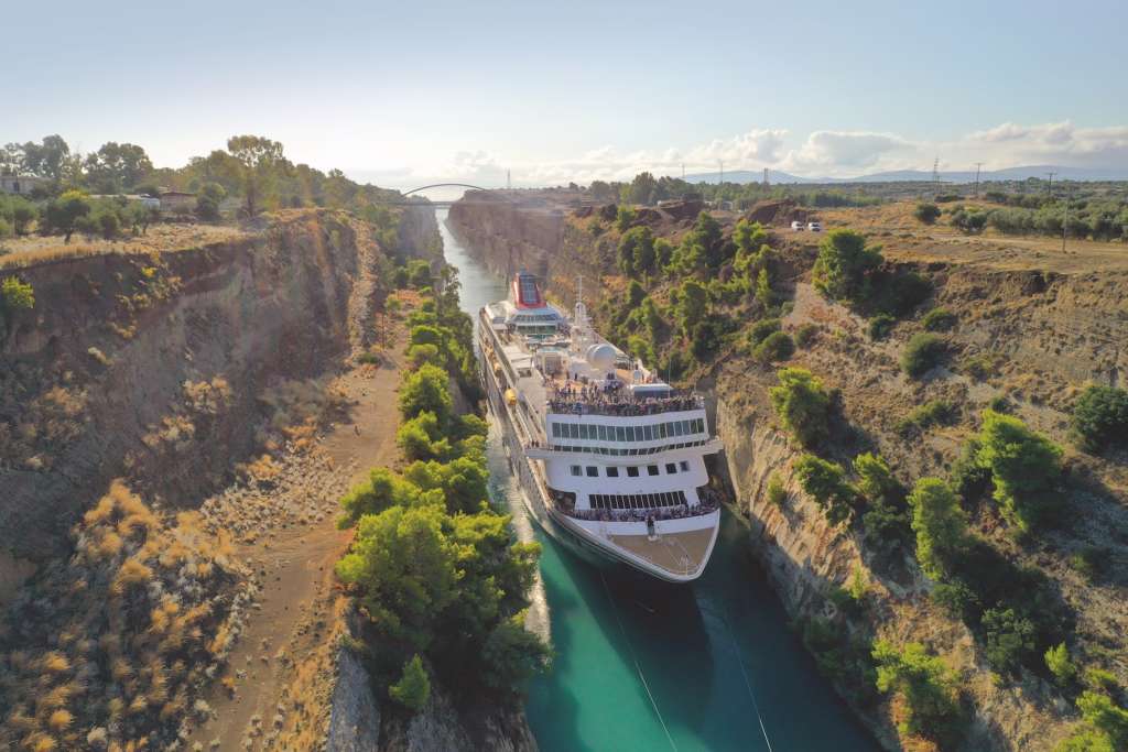 En octubre de 2019, un crucero de Fred Olsen se convertía en el barco más grande en atravesar el Canal de Corinto, un estrecho de tan solo 24 metros de anchura que comunica el golfo de Corinto con el mar Egeo en Grecia.