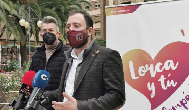 LORCA / La concejalía de Comercio y Codelor presentan la iniciativa 'Tus compras te llevan de crucero' para premiar el consumo local estas navidades