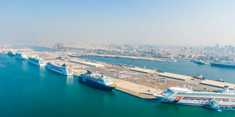 Puerto de Dubai recibe a pasajeros de crucero cancelado para repatriar pasajeros y aislar infectados por Covid