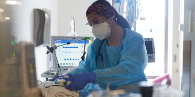 Un especialista explica por qué se han disparado los casos de COVID-19 en el país