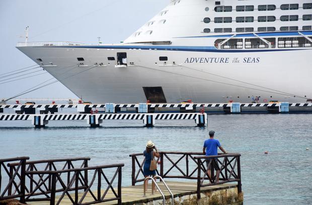 En junio, el crucero "Advendure of the Seas" de Royal Caribbean fue el primero en llegar a México desde el inicio de la pandemia. Permaneció atracado en la isla de Cozumel con más de mil pasajeros a bordo. (Foto: AFP)