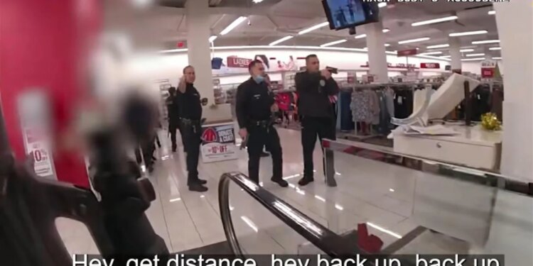 Activistas exigen cargos para policía de Los Ángeles que mató a niña chilena