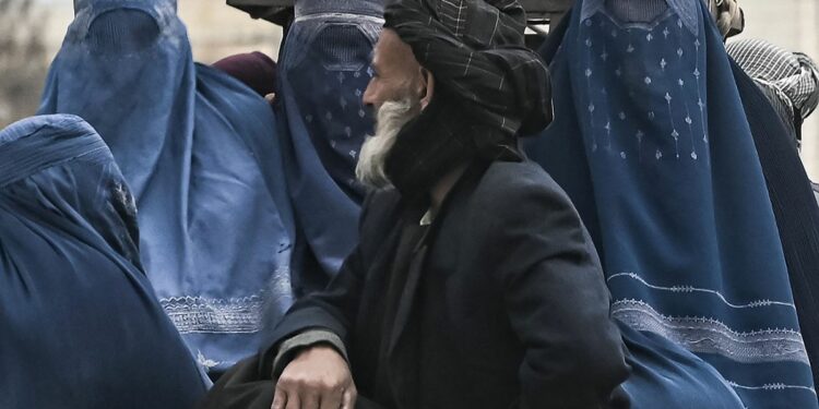 Afganistán: Los talibanes prohíben a las afganas los viajes largos salvo si van acompañadas de un hombre de su familia | Internacional