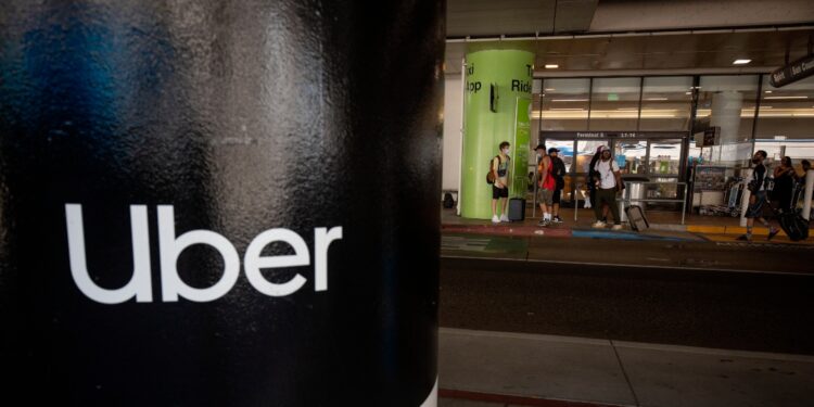 Alza de precios de viajes en la CdMx fue por alta demanda en época decembrina: Uber