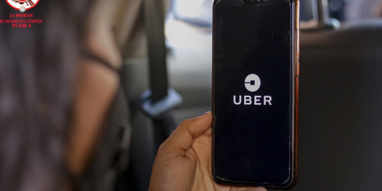 Alza en la demanda de viajes provoca incremento de tarifas, justifica UBER