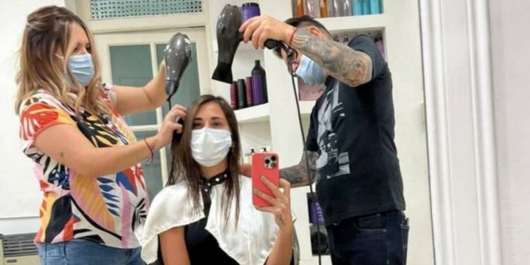 Antonela Roccuzzo pasa por la peluquería y muestra su cambio de 'look'
