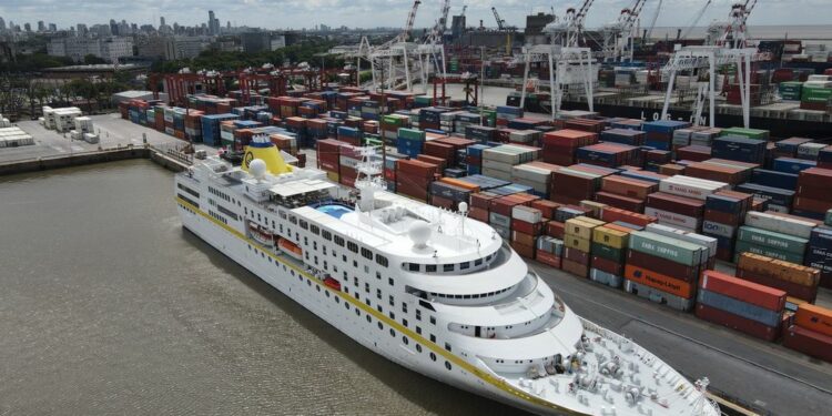 Argentina levanta aislamiento a crucero por caso de Covid-19