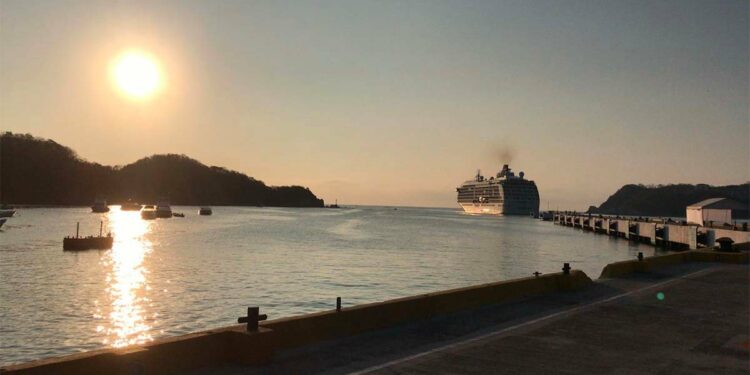 Arriba a Huatulco el crucero de lujo The World