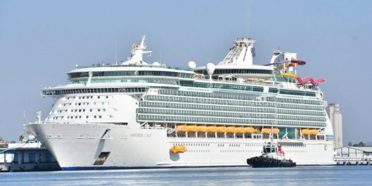 Arriba crucero "Navigator of the Seas" al puerto de Mazatlán