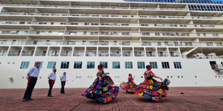 Arriba el crucero "The World" marca reinicio de temporada de cruceros
