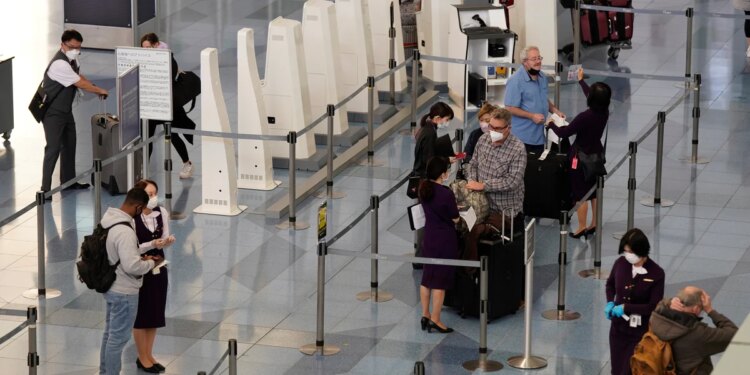 Asia-Pacífico reimpone restricciones de viaje ante el avance de ómicron