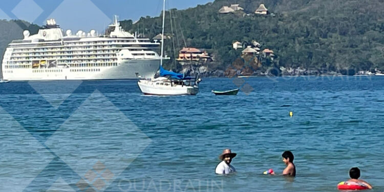 Atraca crucero residencial The World en Zihuatanejo
