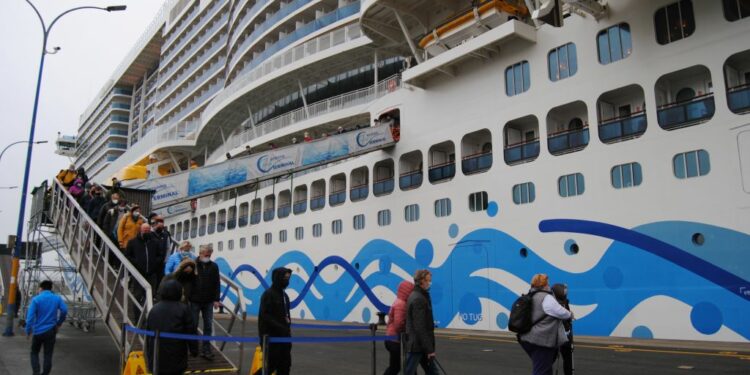 Atraca en el puerto de A Coruña el crucero más grande de la historia de la ciudad