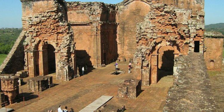 Aumentan visitas a las ruinas jesuíticas