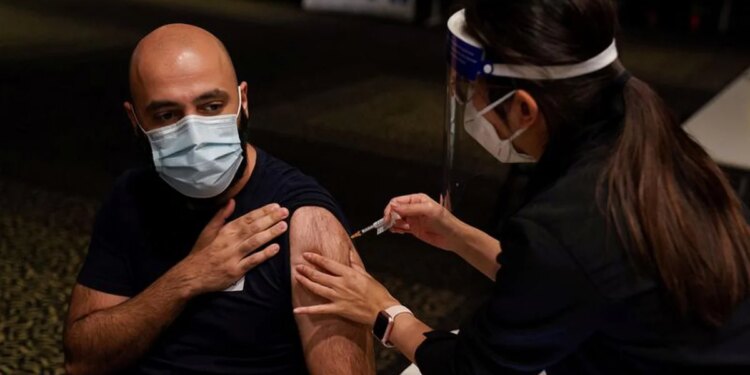 Australia acorta la espera para la vacuna de refuerzo ante la irrupción de ómicron
