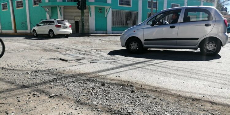 Baches imposibilitan el transito en crucero de la zona Centro de Fresnillo