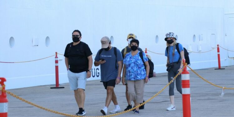 Bajarán de los cruceros solo personas sin síntomas