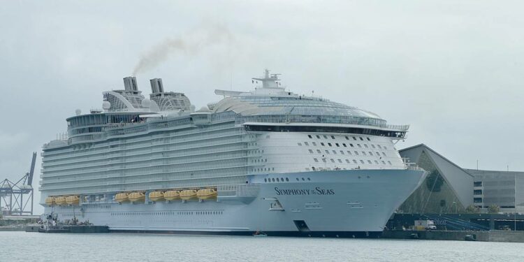 Barco de Royal Caribbean trae 48 casos de COVID a Florida