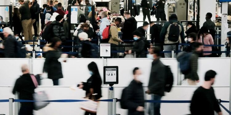 Biden analiza levantar restricciones de viaje al sur de África por ómicron – El Financiero