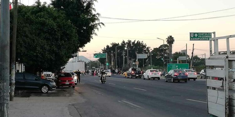 Bloquean el crucero del aeropuerto internacional de Oaxaca
