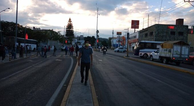Bloquean trabajadores de limpia varios cruceros de la ciudad de Oaxaca