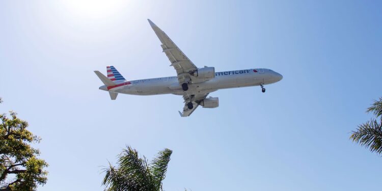 Boeing y las acciones de viajes aumentan a medida que los inversores ignoran las preocupaciones de omicron