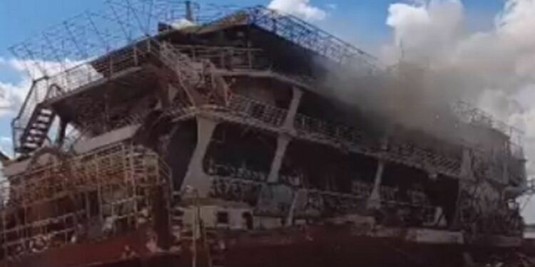 Bomberos voluntarios reportan incendio del Crucero Paraguay