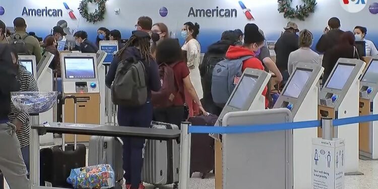 COVID-19 sigue interrumpiendo planes de viajes en todo el mundo