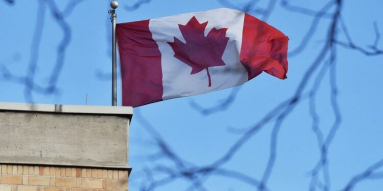 Canadá pide a residentes evitar viajes no esenciales