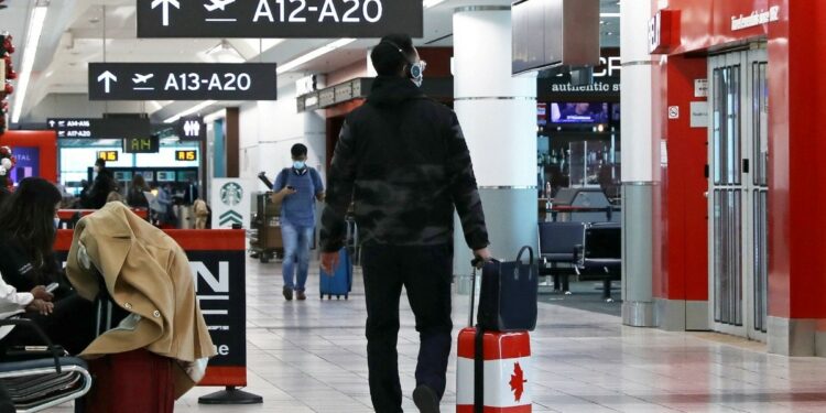 Canadá pide a sus ciudadanos valorar los viajes no esenciales por la variante Ómicron
