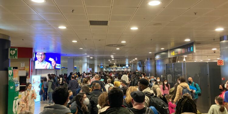Caos en el control de pasaportes de la T1 de Barajas: "Es responsabilidad de Aena"