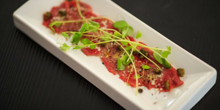 Carpaccio con filete de la Finca Providencia de Cabo Rojo, creado por la chef Yia Medina.