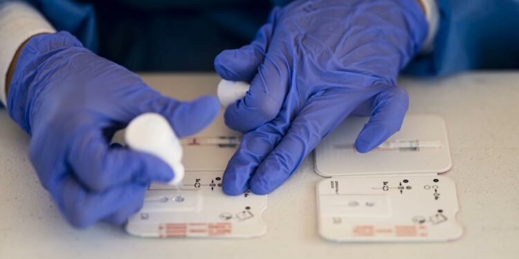 Cientos de personas se hacen la prueba de covid-19 en los predios del Estadio Hiram Bithorn | Agencias