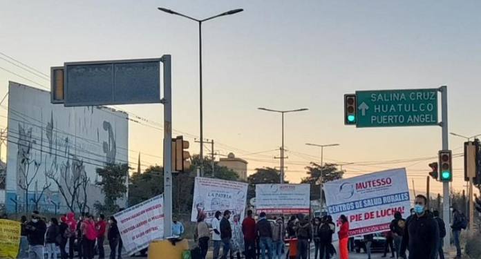 Cierra MUTESSO crucero del Aeropuerto, exige pago de aguinaldo