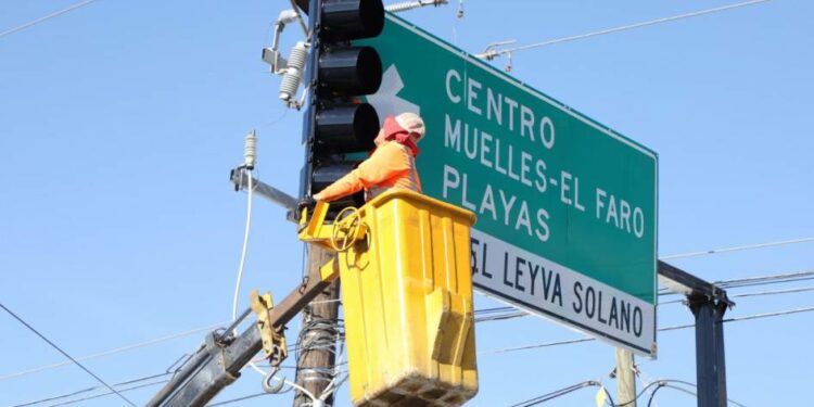 Colocan semáforos en cruceros de la Avenida Gabriel Leyva, en Mazatlán