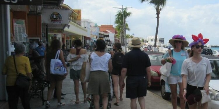 Comerciantes de Cozumel aumentaron ventas tras arribo de seis cruceros en un día