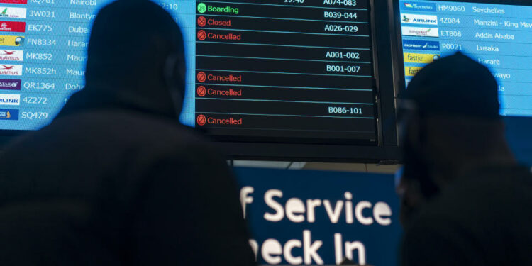 Los vuelos con destino a diversos países fueron cancelados en el Aeropuerto Internacional O. R. Tambo de Johannesburgo, el 27 de noviembre de 2021. (Joao Silva/The New York Times)