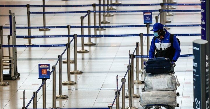 Los cierres de fronteras y la suspensión de vuelos complicaron a empresas de turismo y viajeros. Foto EFE/Juan Ignacio Roncoroni