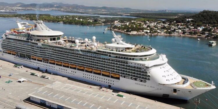 Con llegada de cruceros, vendedores de playa incrementan un 80% sus ventas.