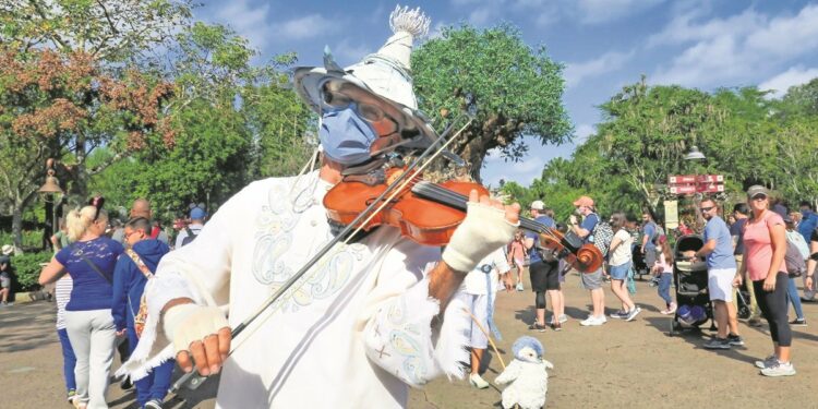 Contagios diarios rebasan el mill&oacute;n; alertan por cruceros