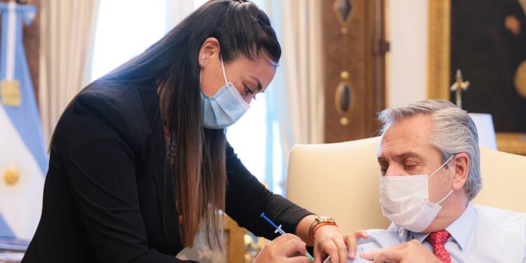 Coronavirus.- El presidente de Argentina recibe una dosis de refuerzo de la vacuna contra la COVID-19