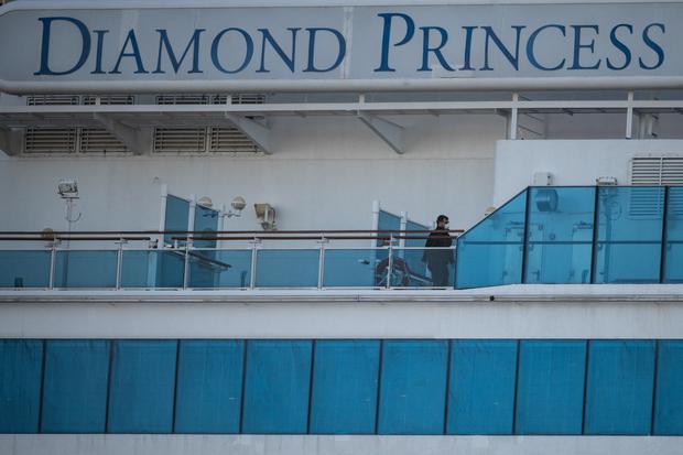 Un miembro de la tripulación camina por la cubierta del crucero Diamond Princess en la terminal de cruceros del muelle de Daikoku, en Yokohama, en febrero del 2020. (Foto: AFP)